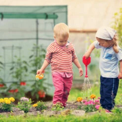 Relaxdays Serre De Jardin, Toit Incliné, Porte Avec Fermeture éclair, 2 Fenêtres, PE, HxLxP : 197 X 197 X 77 cm, Vert -France Serre de jardin Soldes 2022 63553729 4